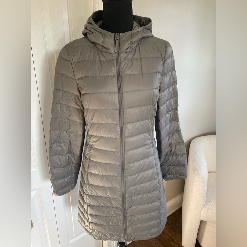 QUINCE Lightweighted Down Women's Gray Hooded Puffer Jacket